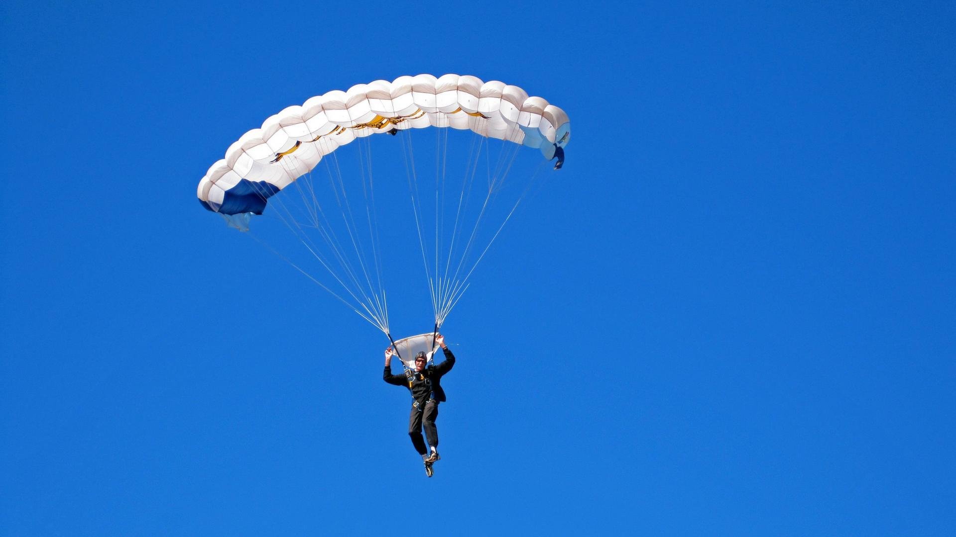 世界杯：多支球队赛后第一时间向球迷看台鞠躬 致谢远道而来的支持